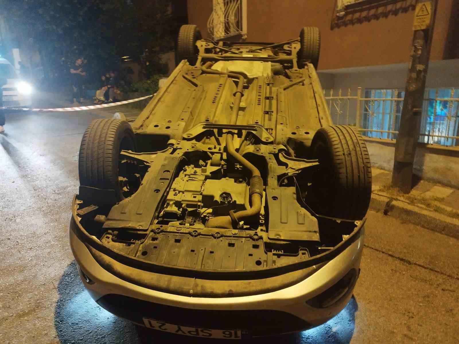 Üsküdar’da park halindeki araca çarpan otomobil takla attı: 1 yaralı
