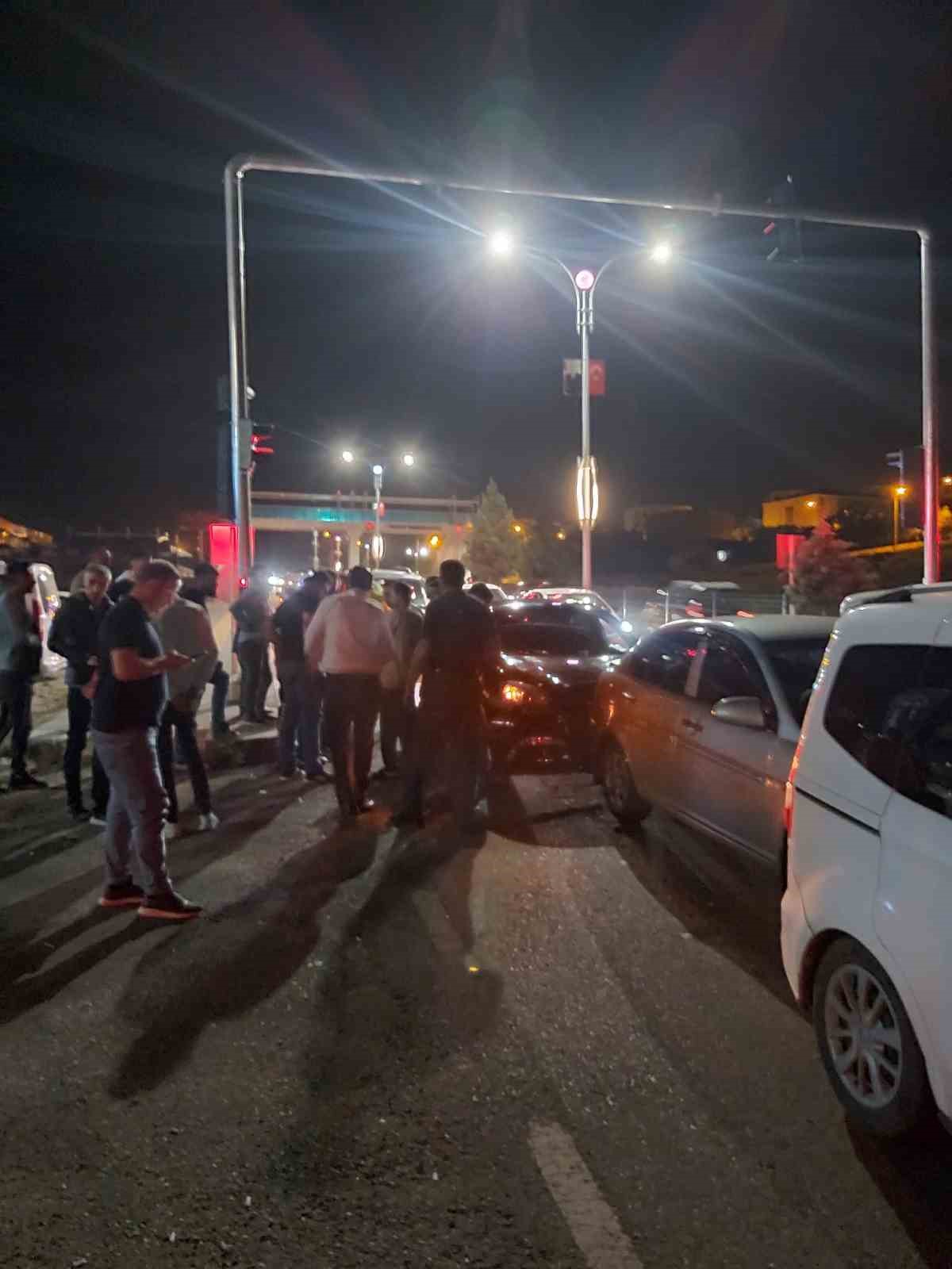 Siirt’te maddi hasarlı zincirleme trafik kazası
