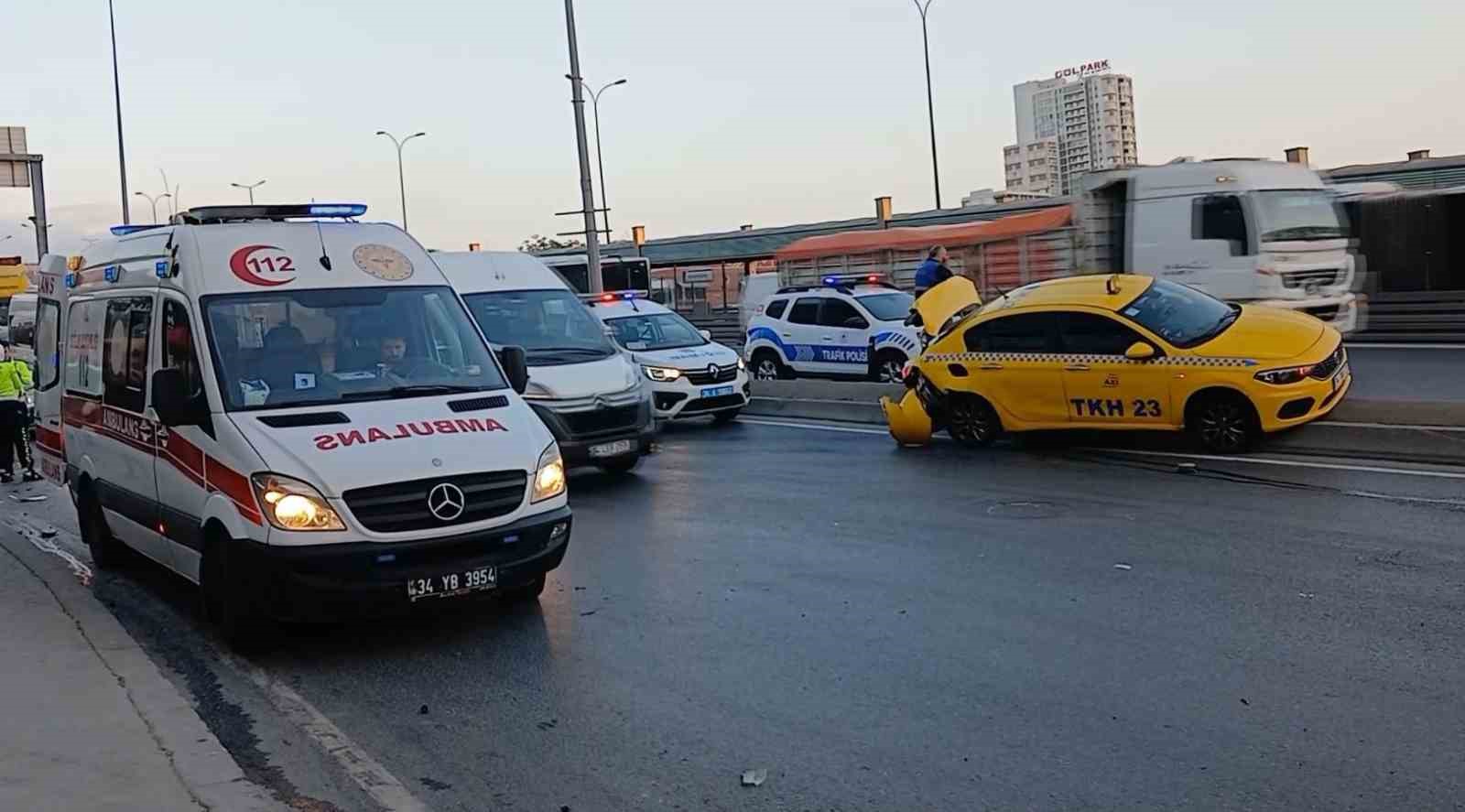 Beylikdüzü E-5 yan yoldaki feci kazada faciadan dönüldü: Taksi refüje savruldu, diğeri simit tezgahına çarpmadan durabildi