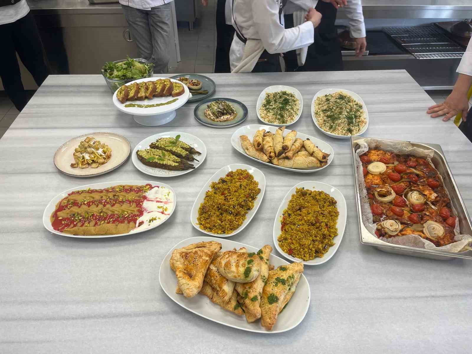 6 yabancı öğrenci, Türk aşçı adayları ile yemek yaptı
