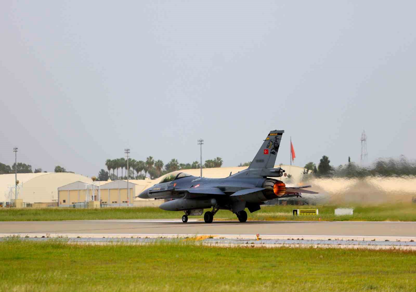 F-16’lar, pilotların kumandasında vatanı koruyor 