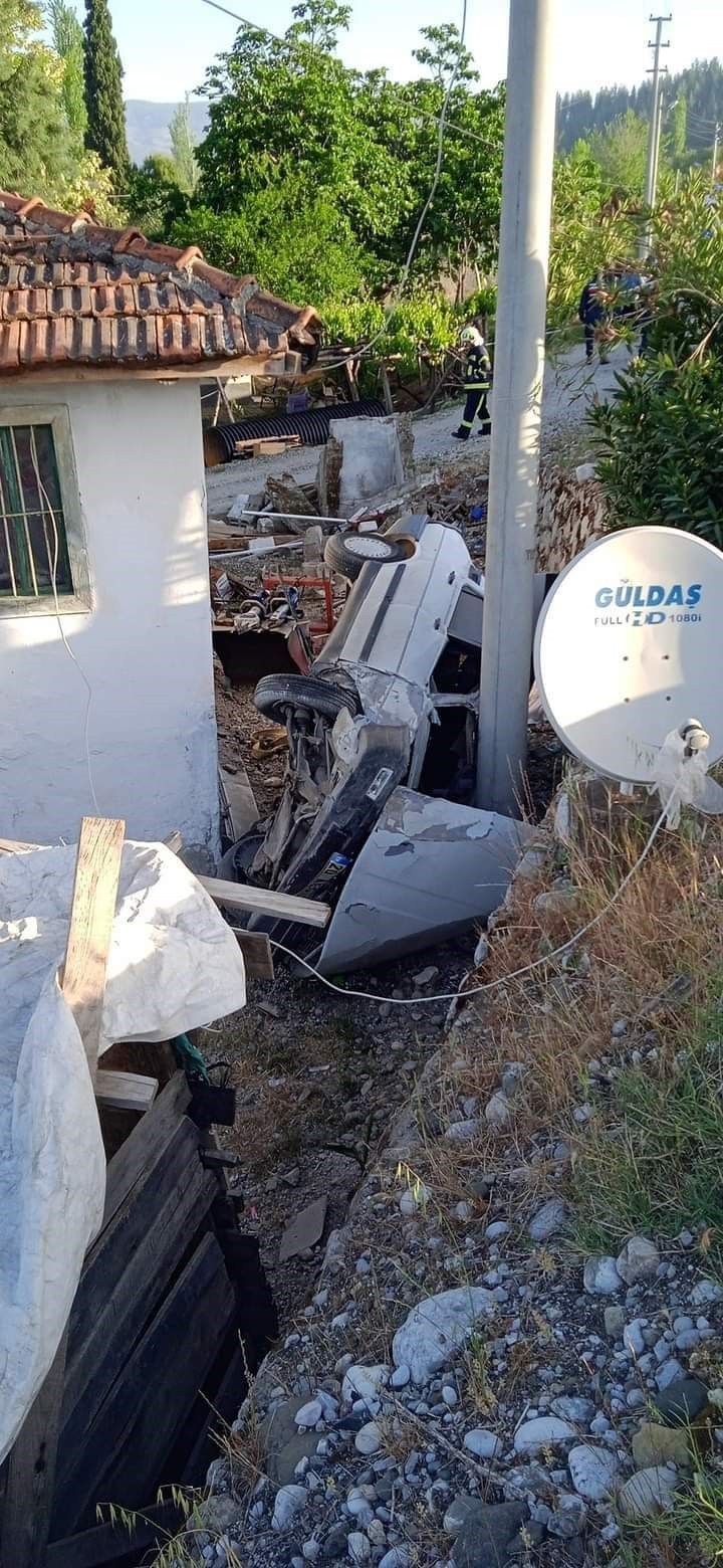 Yoldan &ccedil;ıkan otomobil direk ile ev arasında sıkıştı, s&uuml;r&uuml;c&uuml;s&uuml; ise &ouml;ld&uuml;
