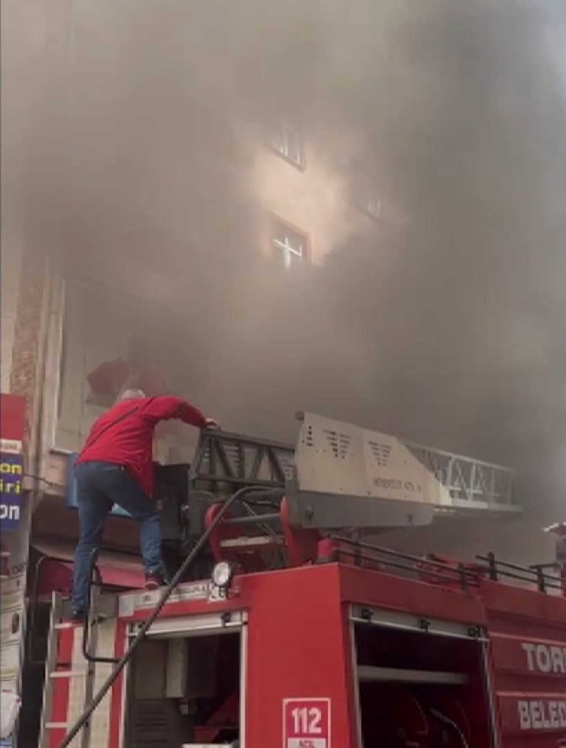 Gümüşhane’de 2 katlı mağazada çıkan yangında maddi hasar meydana geldi
