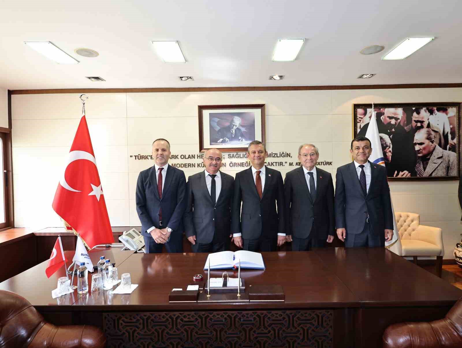 CHP lideri Özel’den Başkan Çavuşoğlu’na övgü
