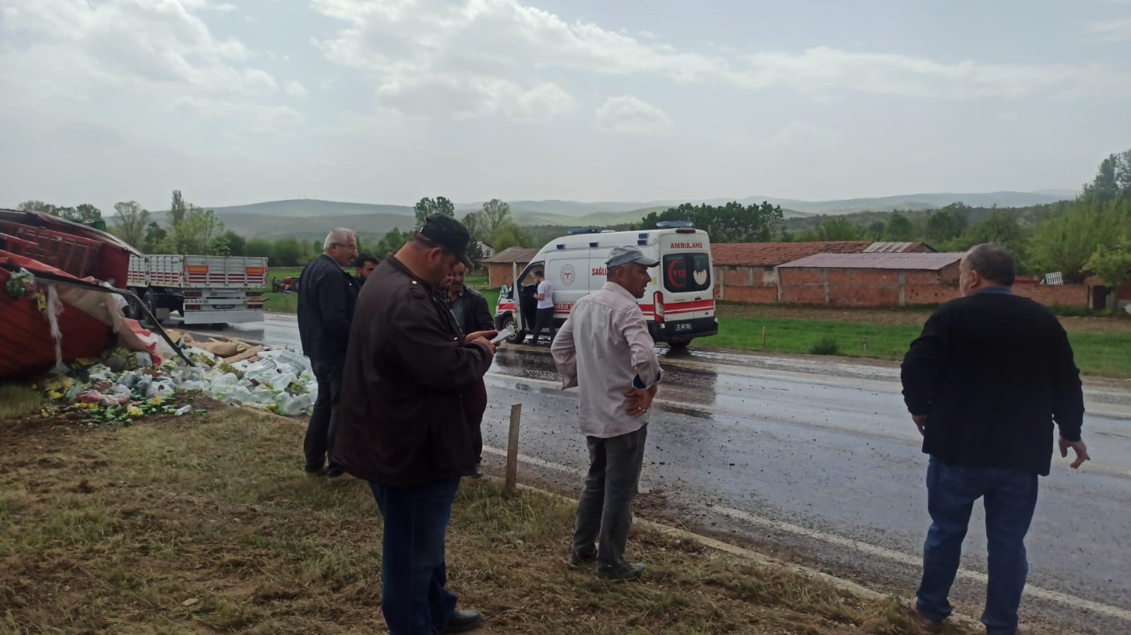 Kastamonu’da su ve meşrubat yüklü kamyon devrildi: 2 yaralı

