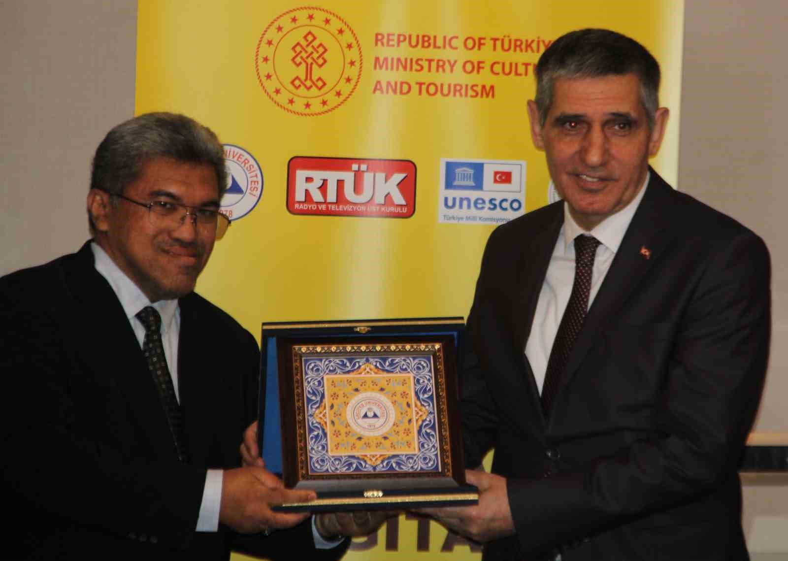 RT&Uuml;K Başkanvekili Karadaş: "İslamiyet&rsquo;e ve M&uuml;sl&uuml;manlara karşı dışlayıcı tutuma, yine onların kullandıkları y&ouml;ntemleri kullanarak cevap vermek mecburiyet haline gelmiştir"
