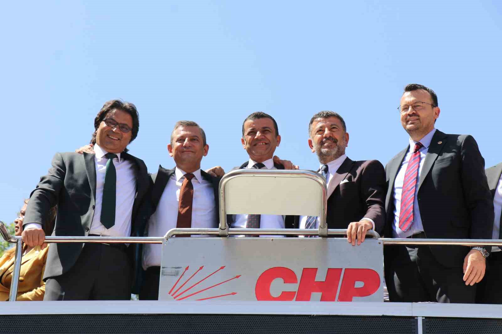 CHP Lideri Özgür Özel, kazanılan 15 belediye için Denizlililere teşekkür etti
