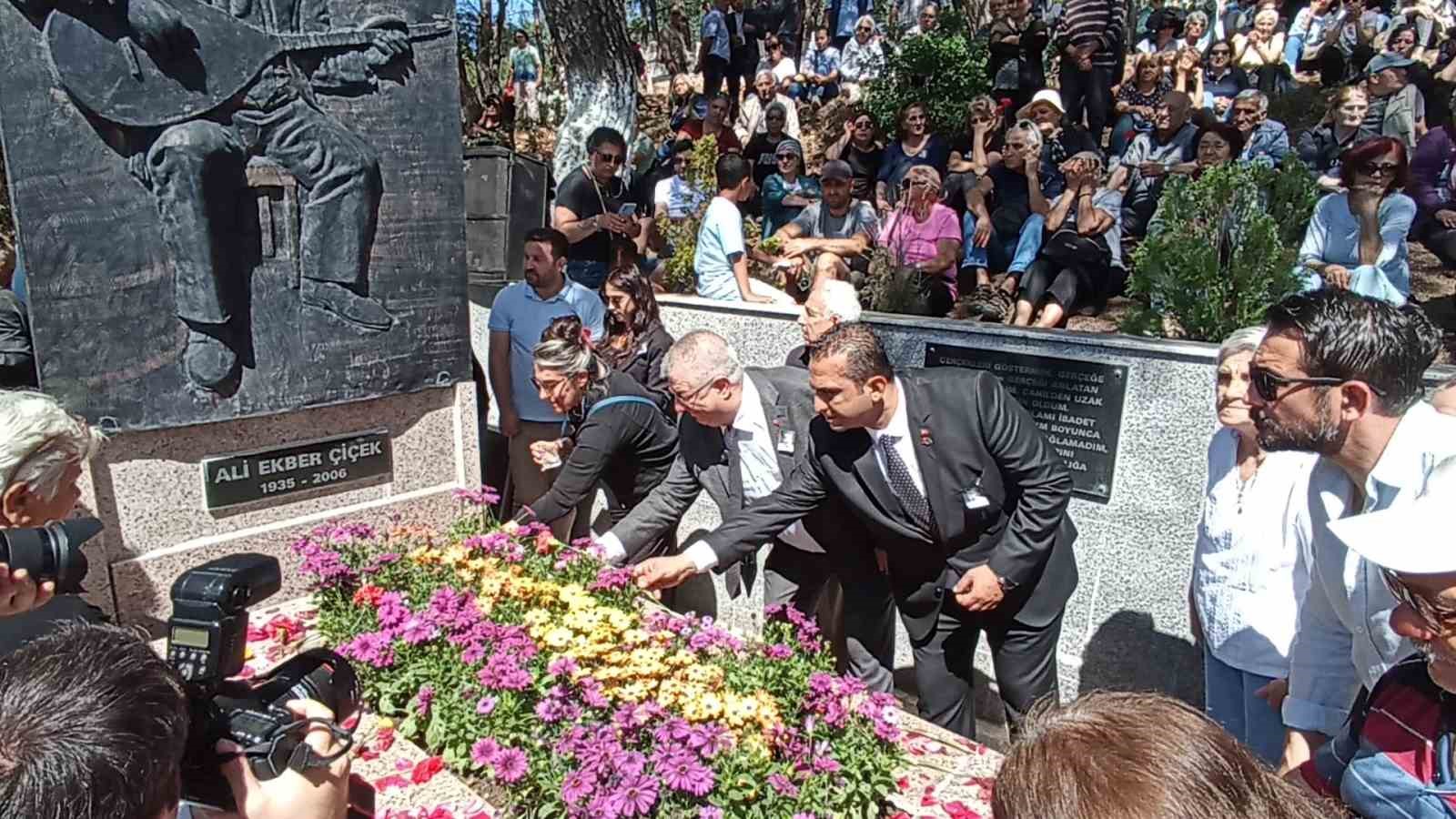 Halk ozanı Ali Ekber Çiçek, dualar ve türküler ile anıldı
