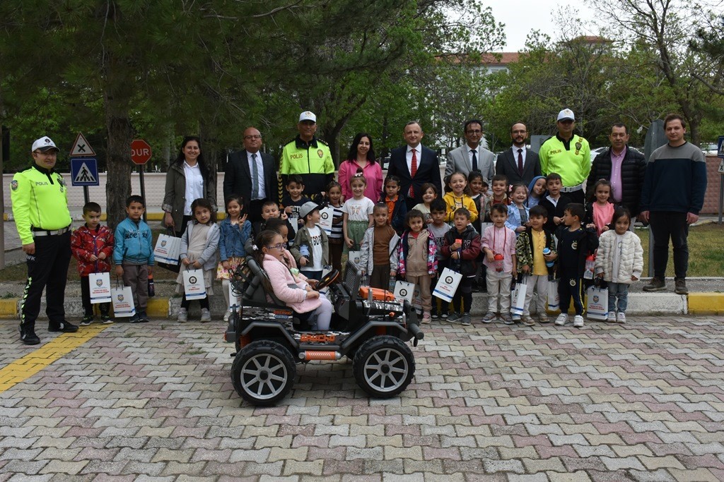 Minik öğrencilere trafik kuralları uygulamalı olarak öğretiliyor