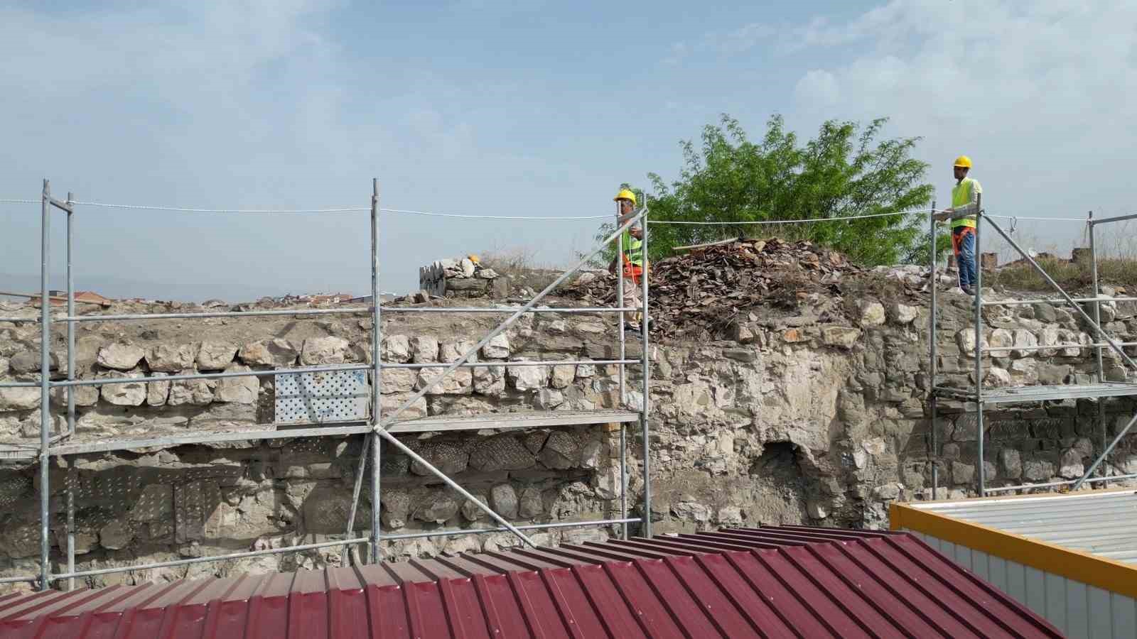 Sel&ccedil;uklu mirası bin 100 yıllık tarihi kale turizme kazandırılıyor
