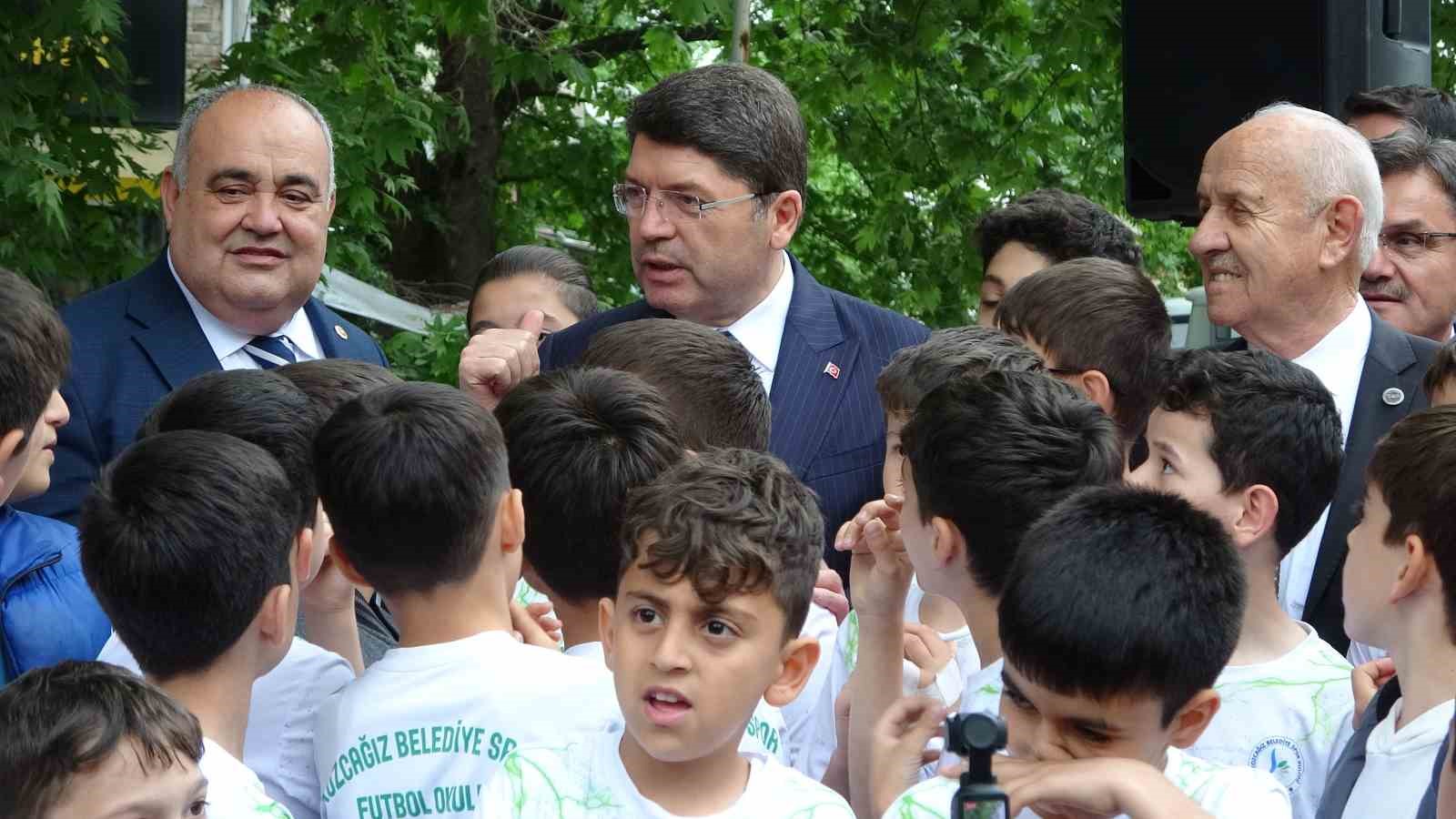 Adalet Bakanı Tunç, çocuklarla birlikte tezahürat yaptı

