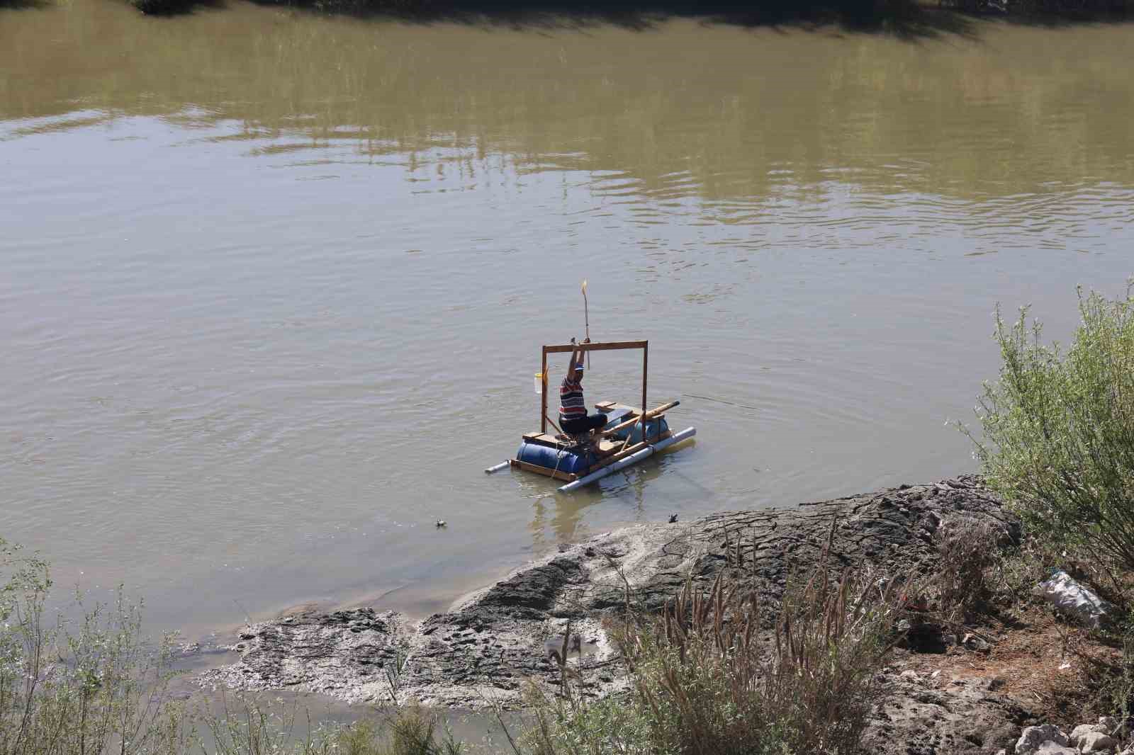 Mobilya ustası atık malzemelerden yaptığı salı Asi Nehri’yle buluşturdu
