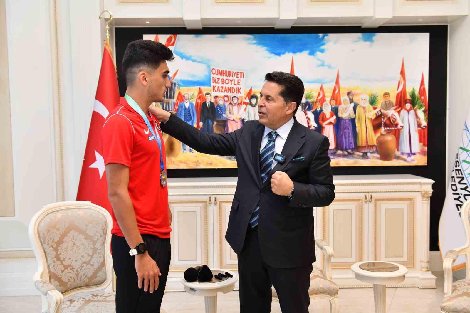 Esenyurt Belediye Başkanı Özer, Dünya Şampiyonu olan Milli Paratriatloncu Uğurcan Özer’i makamında ağırladı

