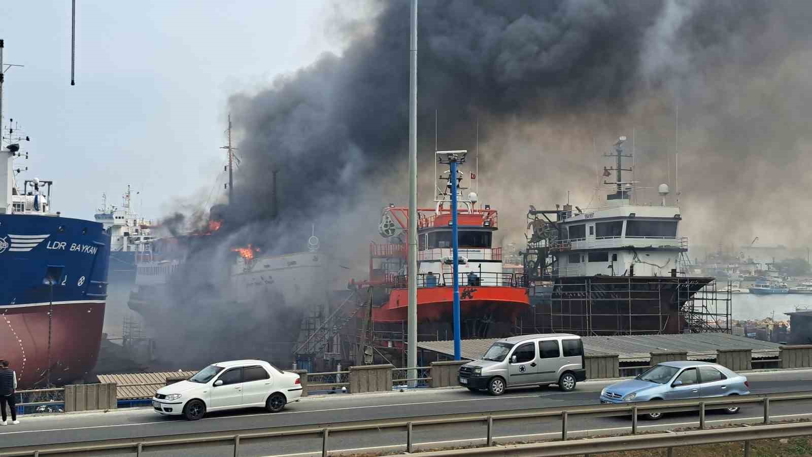Ordu’nun Ünye ilçesinde tersanede bakım yapılan gezi teknesinde yangın çıktı. İtfaiye ekipleri yangına müdahale ediyor.