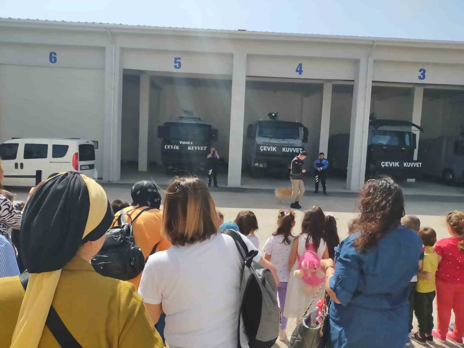 Mithat Paşa İlkokulu’nun ana sınıfı öğrencileri velileri ve idari personeli Eskişehir Emniyet Müdürlüğü’nü ziyaret etti
