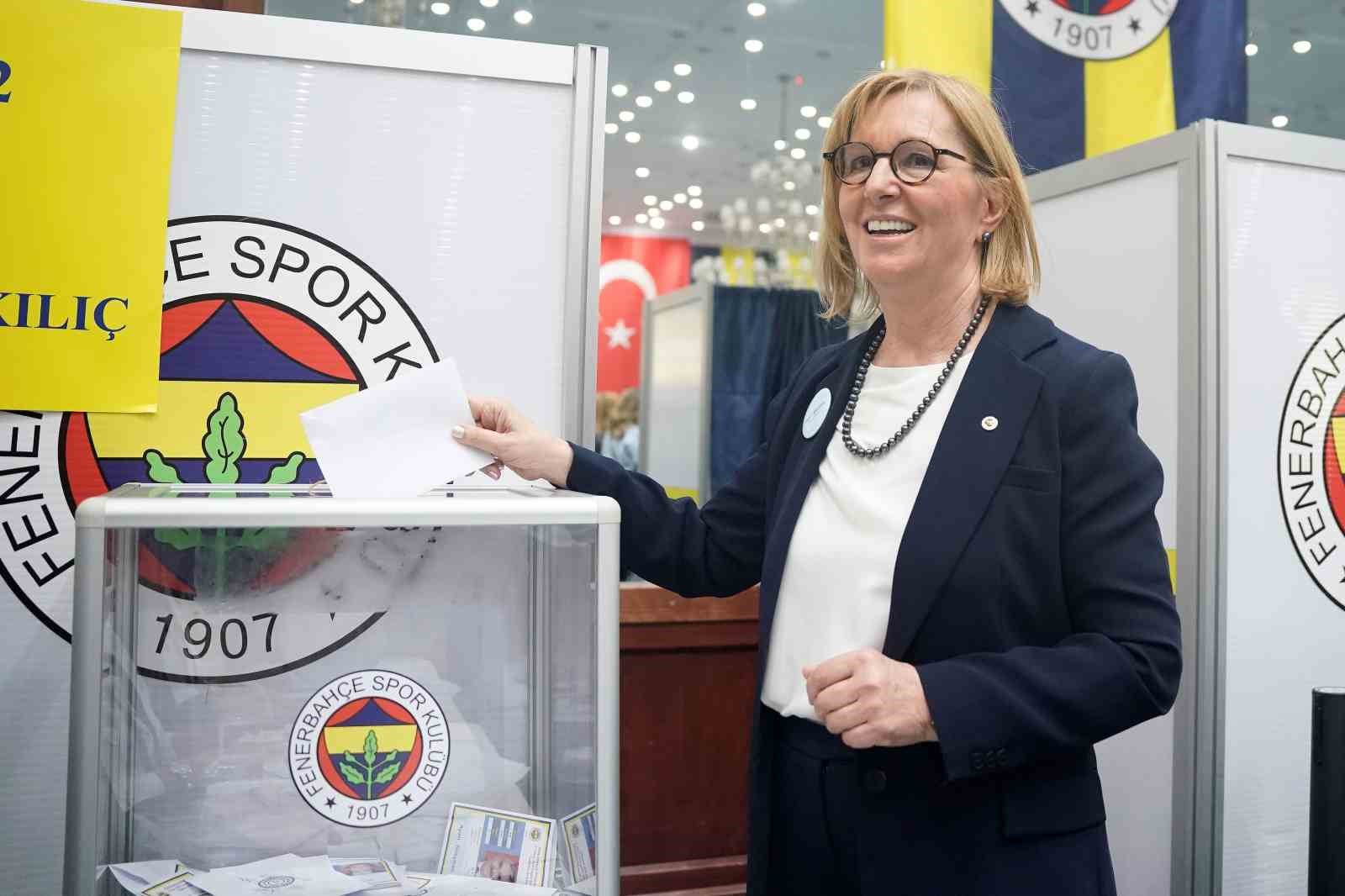 Fenerbahçe Yüksek Divan Kurulu başkan adayları oylarını kullandı
