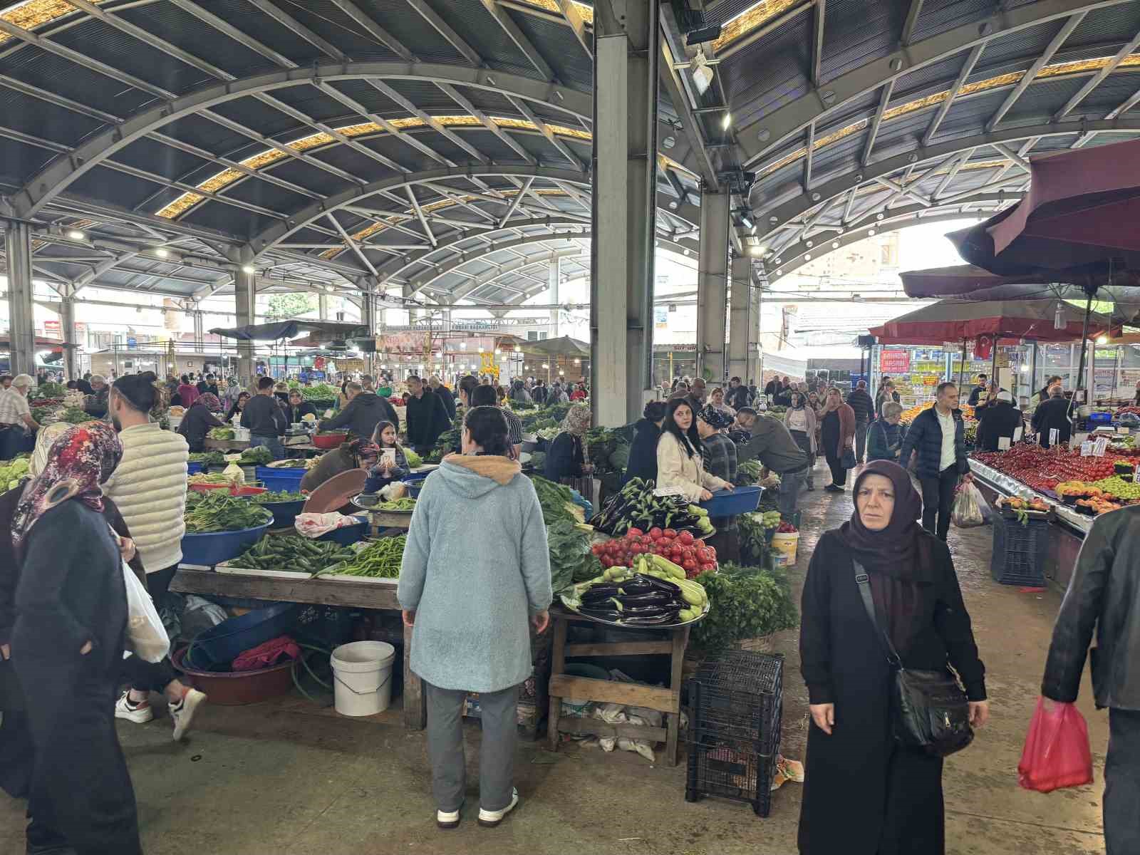 Halk pazarına yoğun ilgi
