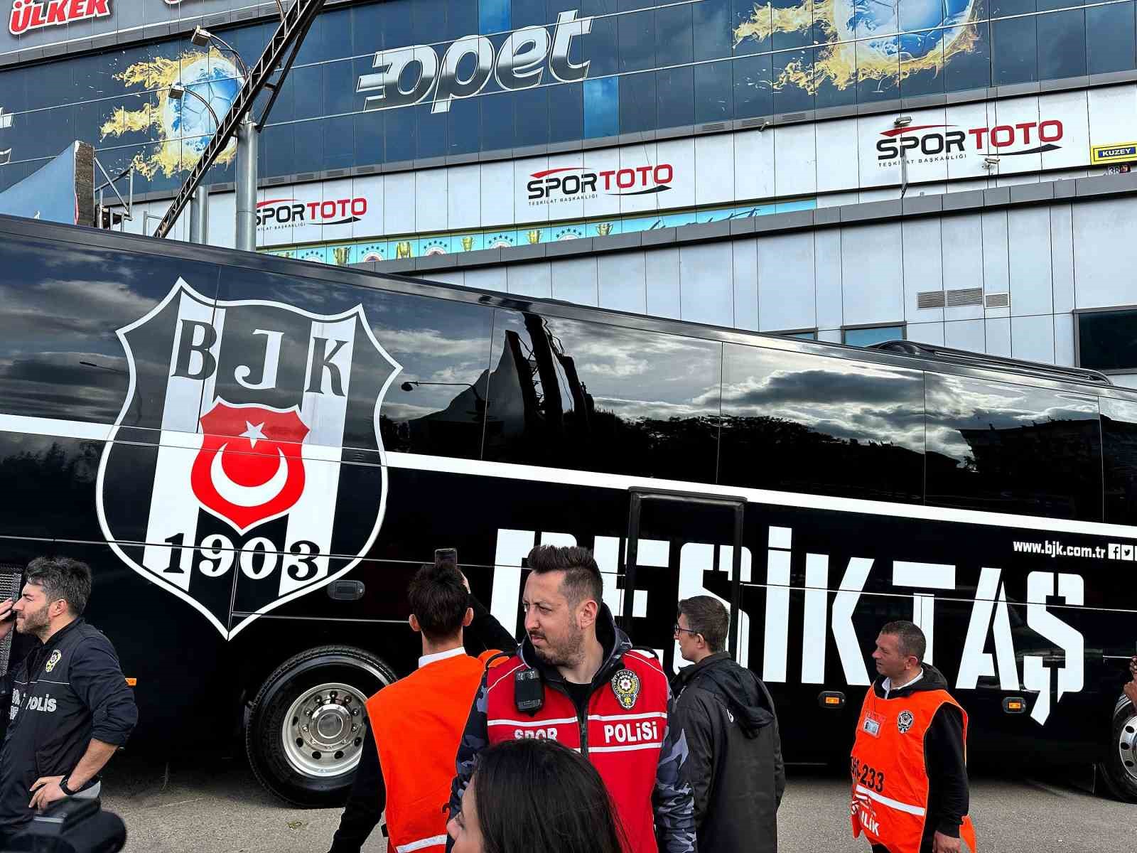 Beşiktaş kafilesi, Kadıköy’de
