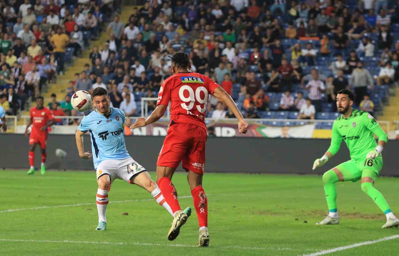 Trendyol Süper Lig: Hatayspor: 0 - Başakşehir: 1 (İlk yarı)

