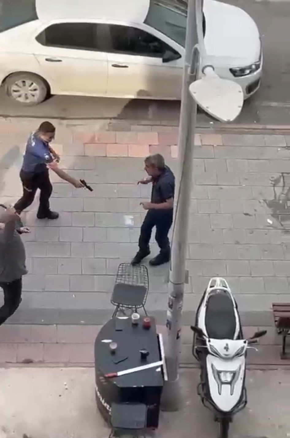 Bı&ccedil;aklı saldırganı polis etkisiz hale getirdi, o anlar kamerada 