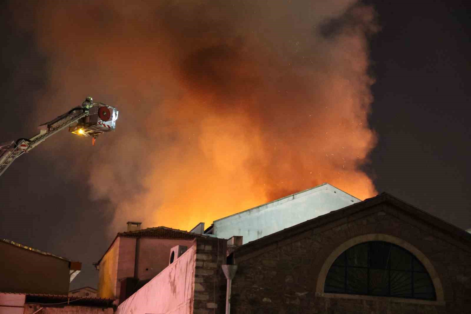 İzmir’de Tarihi Kemeraltı Çarşısı’ndaki büyük yangın kontrol altında
