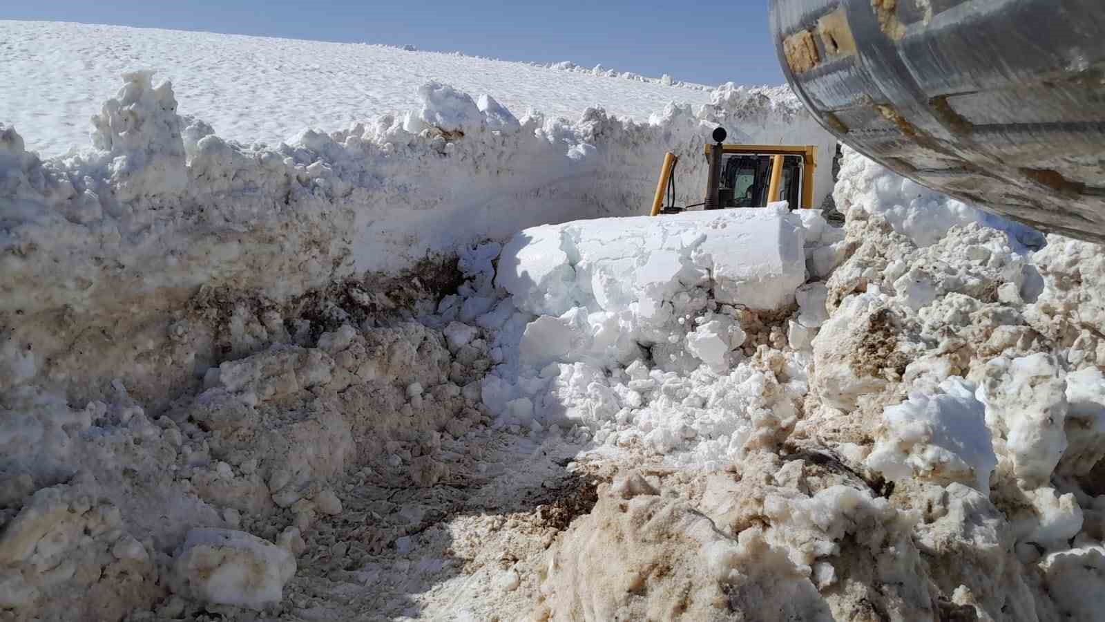 Doski Vadisi’nde 5 metrelik karla mücadele çalışması
