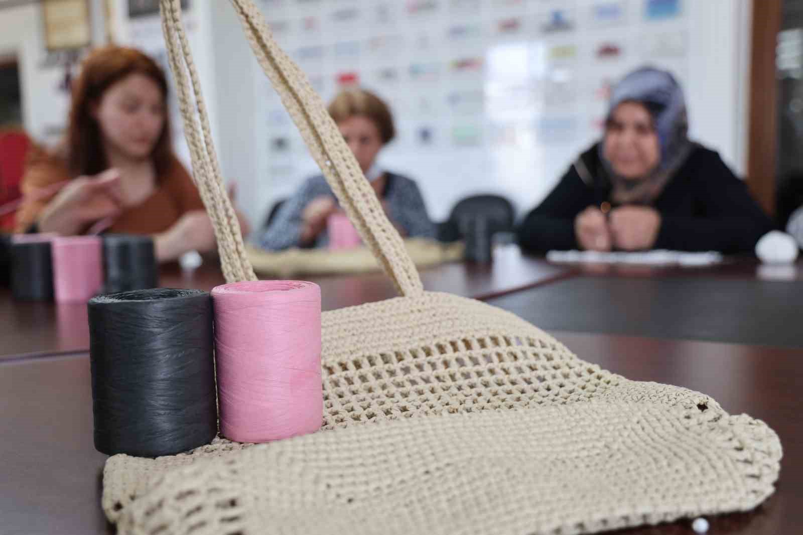 Elazığlı kadınların ürettiği çantalar dünyada sergileniyor

