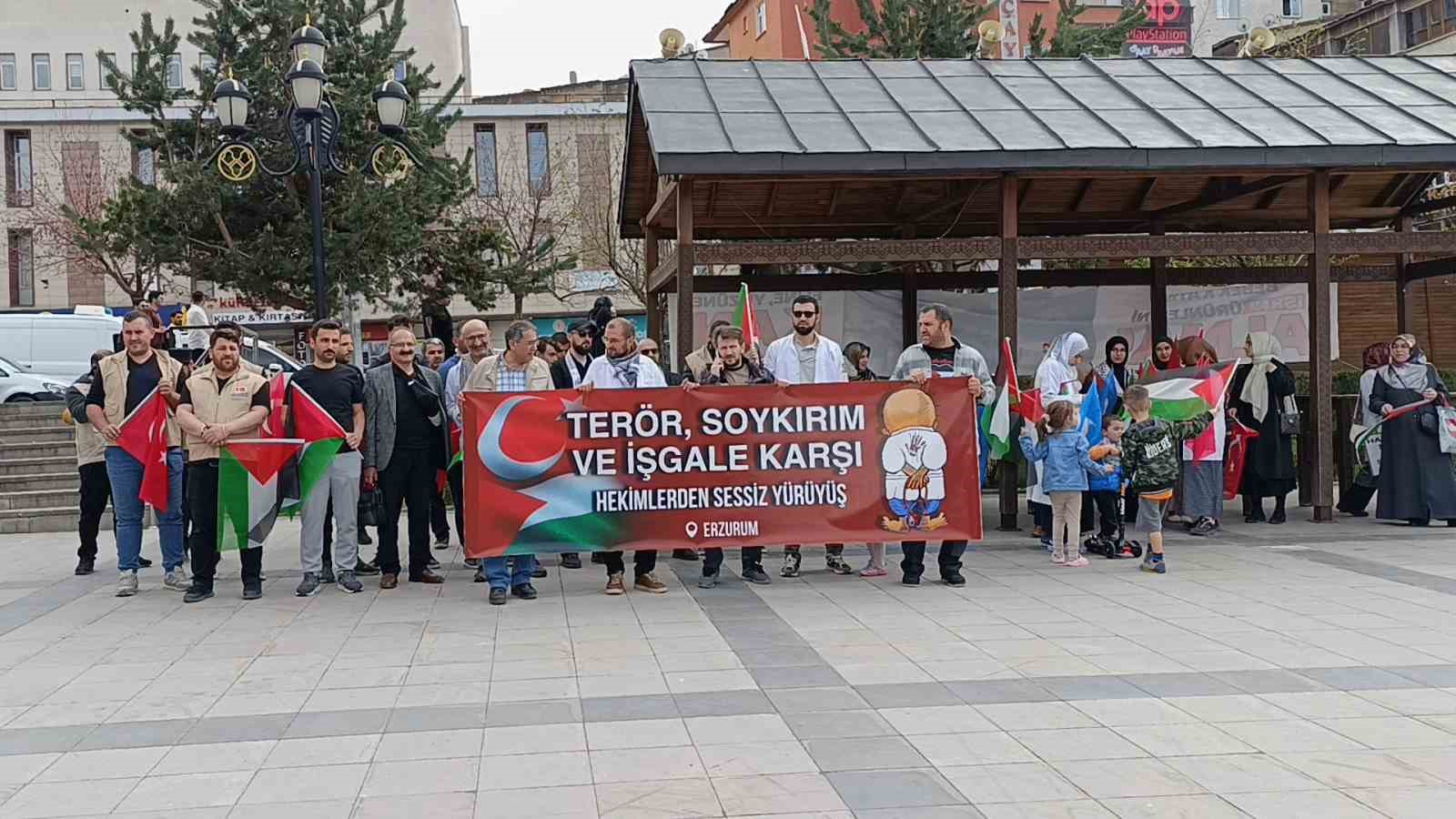 Erzurum’da hekimler ve sağlıkçılar Filistin için "sessiz yürüyüş" yaptı

