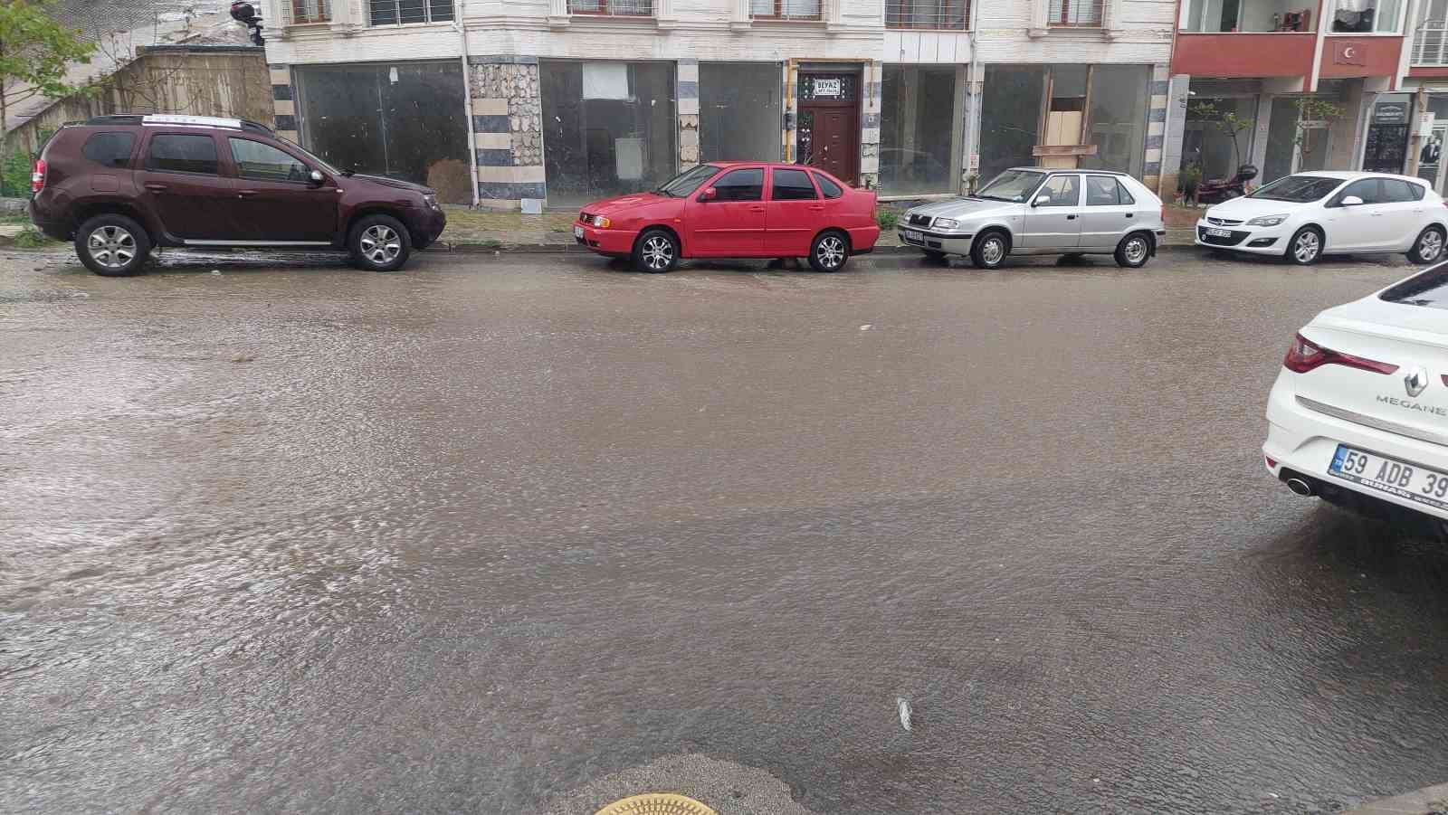 Tekirdağ’da şiddetli yağış sokakları dereye çevirdi
