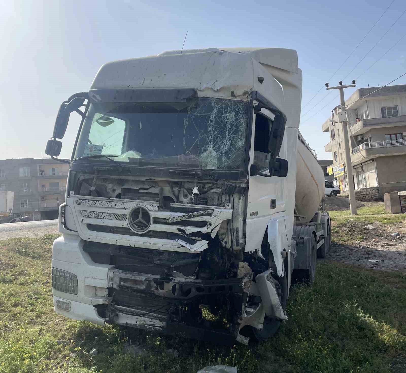 Mardin’de tır ile kamyonet çarpıştı: 3 yaralı