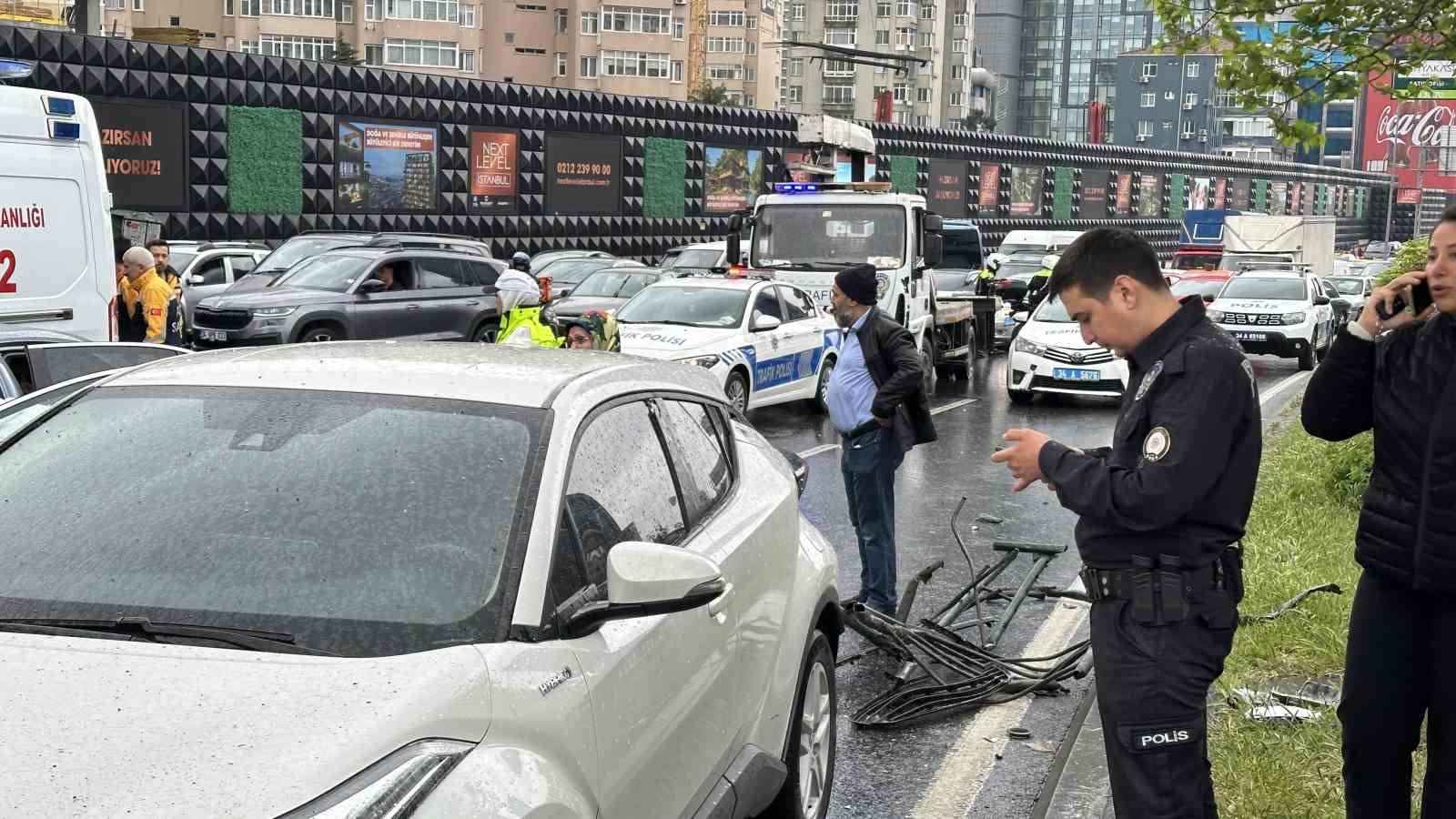 Beşiktaş Büyükdere Caddesi’nde çok sayıda aracın karıştığı zincirleme kaza meydana geldi. Olay yerine itfaiye, polis ve sağlık ekipleri sevk edildi. Ekiplerin kazaya müdahalesi sürüyor.
