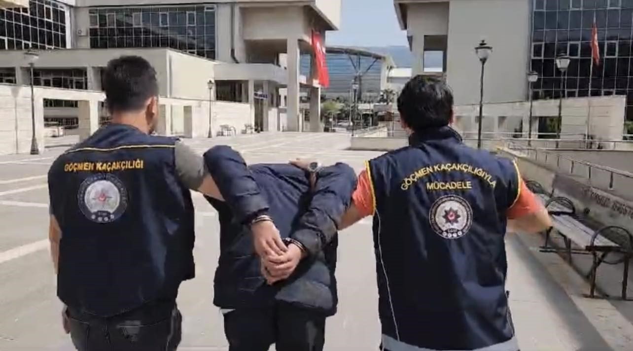 &rsquo;Dur&rsquo; ihtarına uymayarak ka&ccedil;an otomobilden 5 ka&ccedil;ak g&ouml;&ccedil;men &ccedil;ıktı
