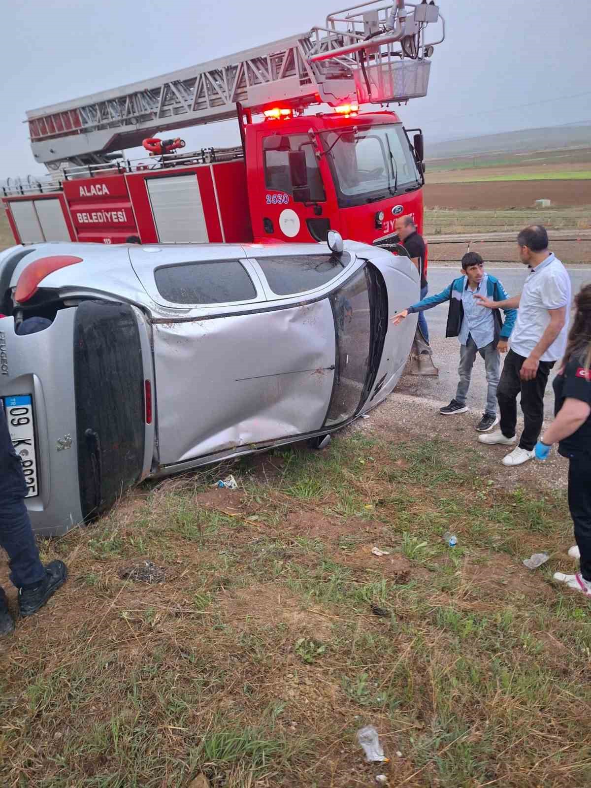 Kontrolden &ccedil;ıkan otomobil şarampole devrildi: 5 yaralı
