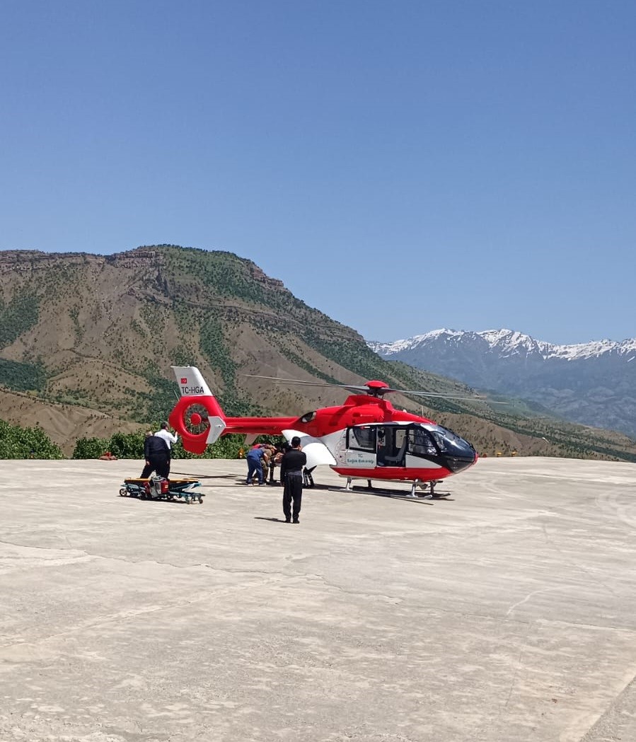 Kalp krizi geçiren hastanın imdadına ambulans helikopter yetişti