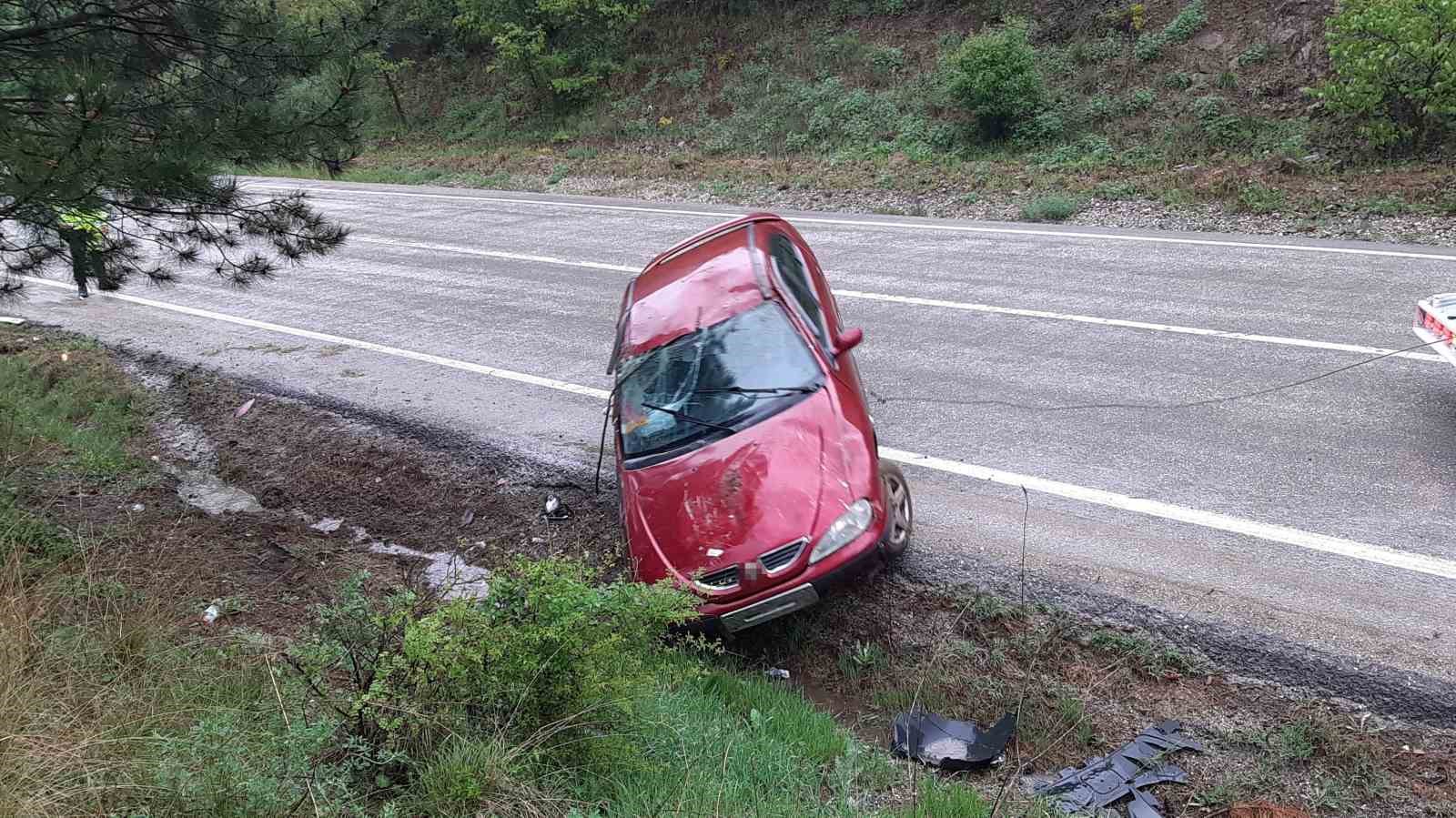 Hastaneye giden çiftin otomobili takla attı: 1 yaralı
