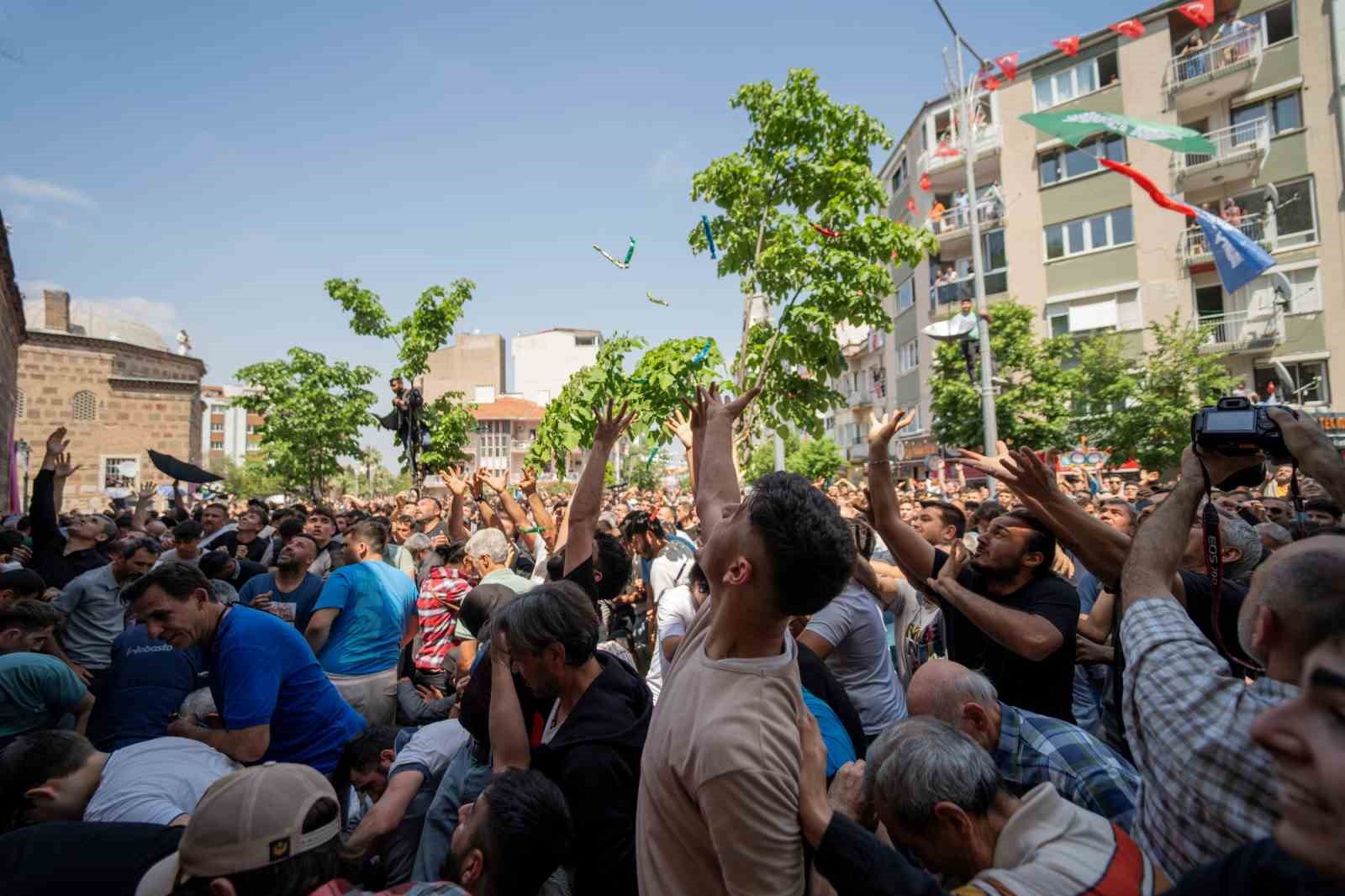 Manisa&rsquo;da on binlerce el şifaya uzandı
