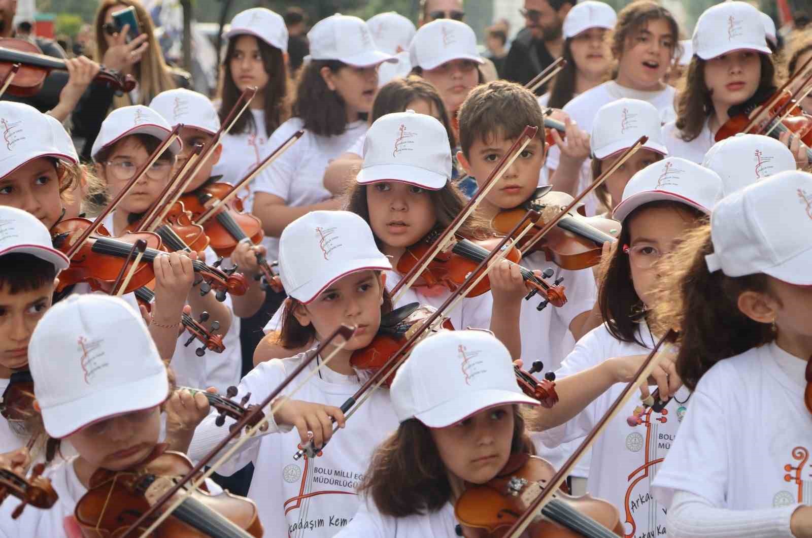 Depremzede küçük müzisyenlerden Bolu’da keman konseri
