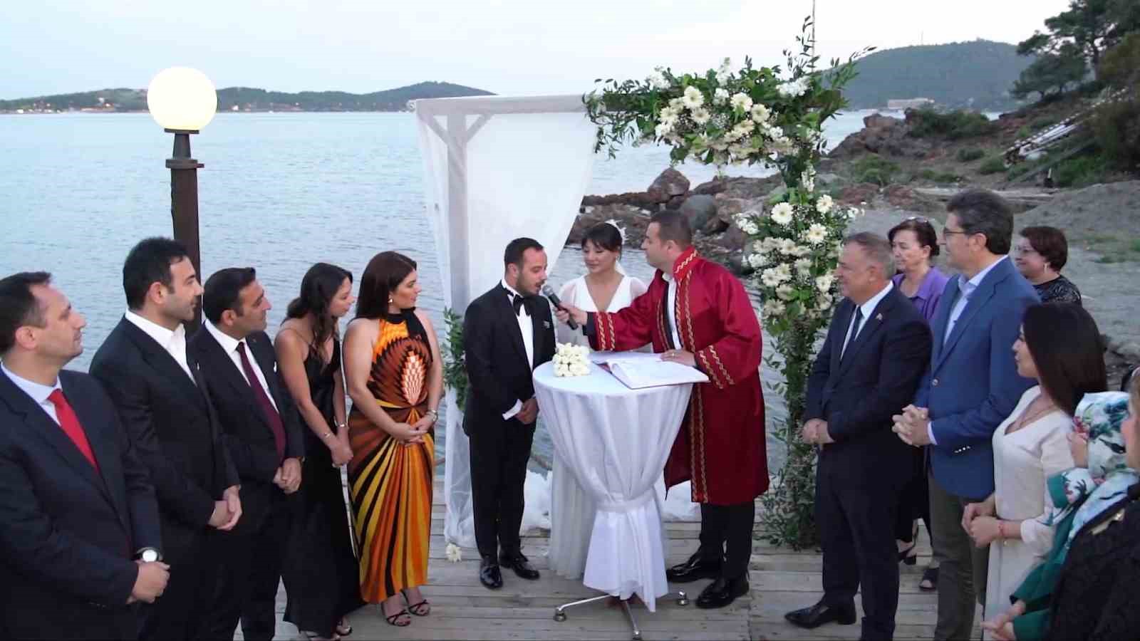 CHP PM Üyesi Umut Dikili’nin nikahını Balıkesir Büyükşehir Belediye Başkanı Ahmet Akın kıydı
