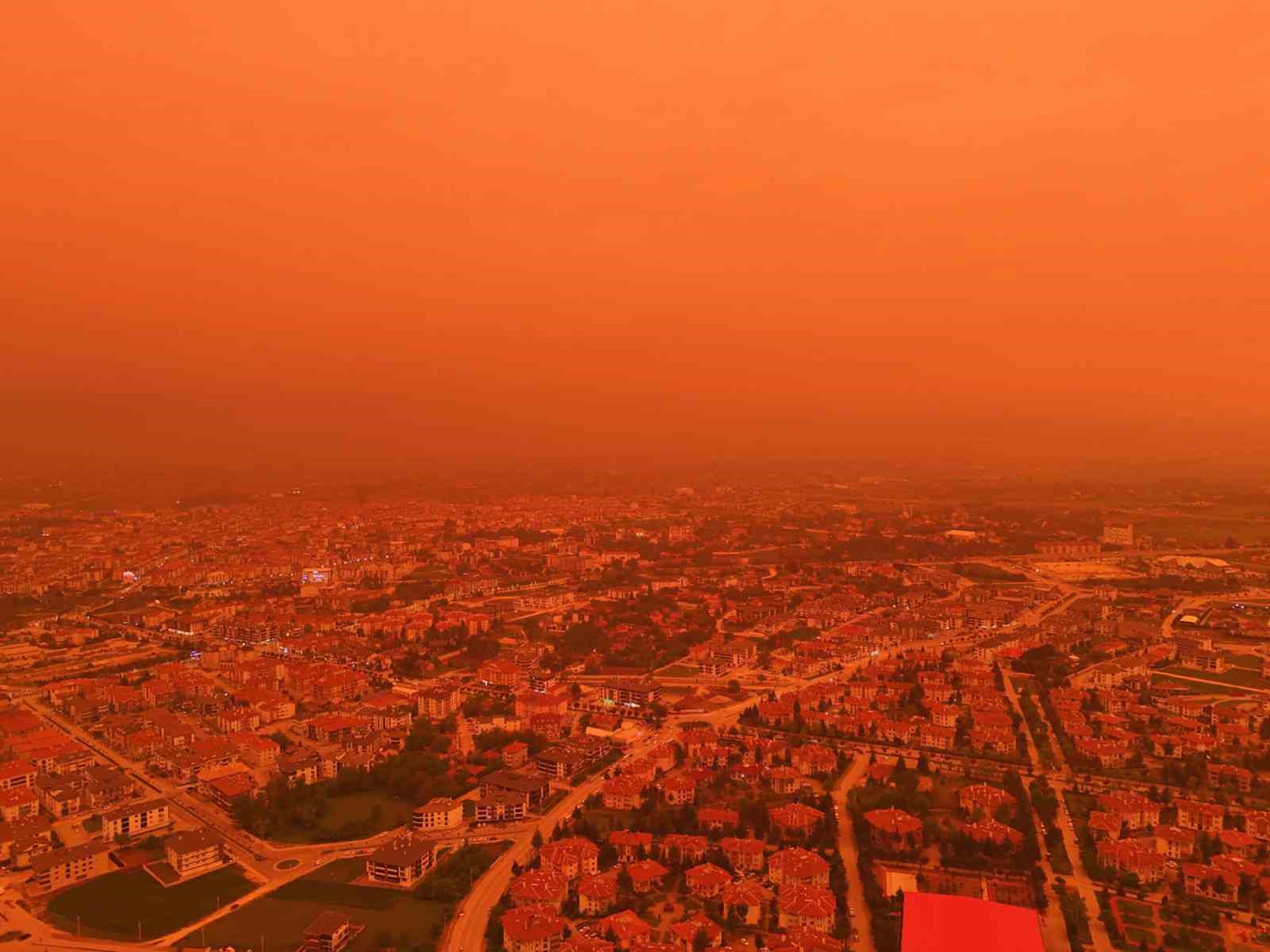 Afrika’dan gelen toz nedeniyle Bolu’da gökyüzü kırmızı, mor ve sarı renklerine büründü
