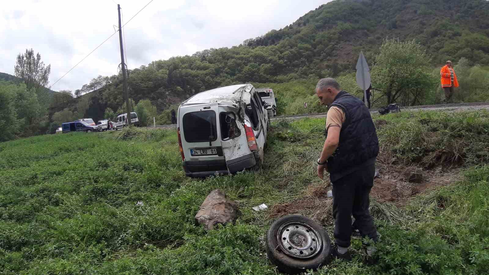 Takla atan hafif ticari araçtan yara almadan kurtuldular
