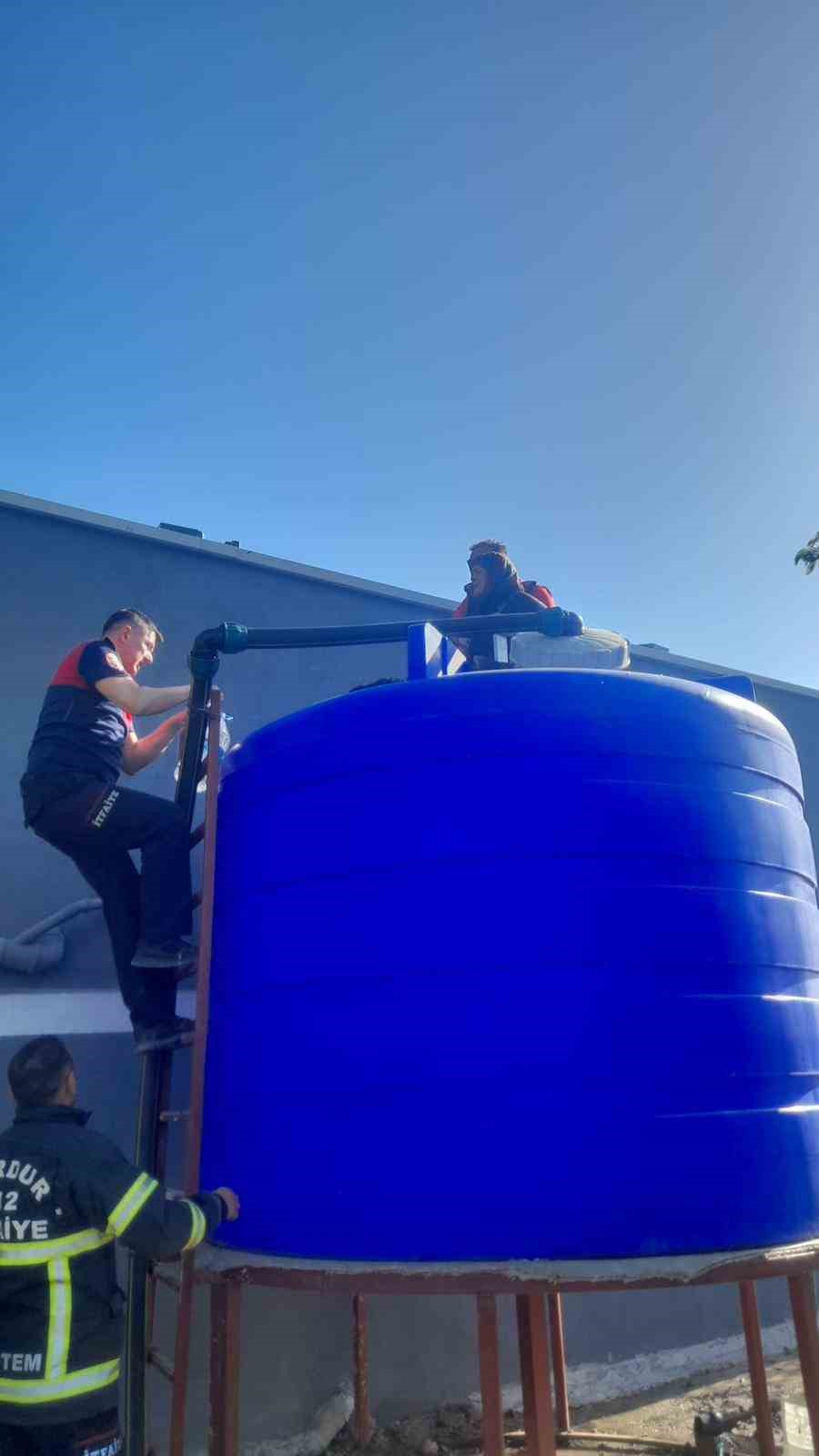 Su deposuna d&uuml;şen kadını itfaiye kurtardı
