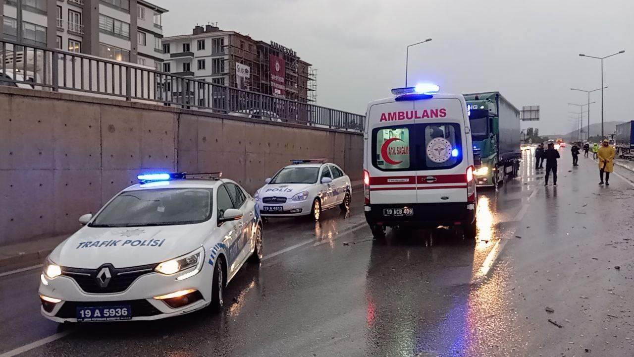 Kontrolden &ccedil;ıkan tır aydınlatma direğine ve duvara &ccedil;arptı 