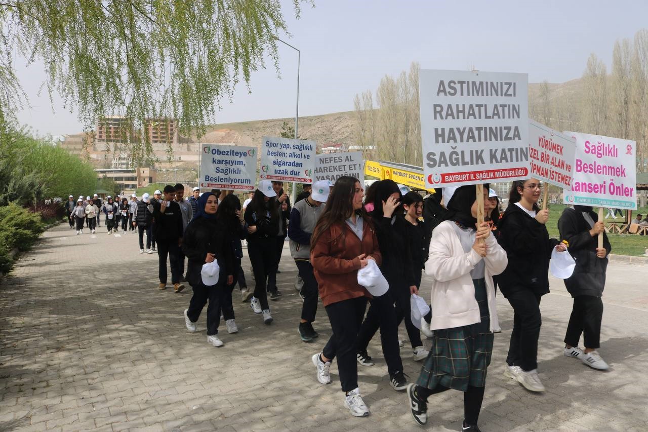 Bayburt’ta Kanser Haftası dolayısıyla yürüyüş yapıldı
