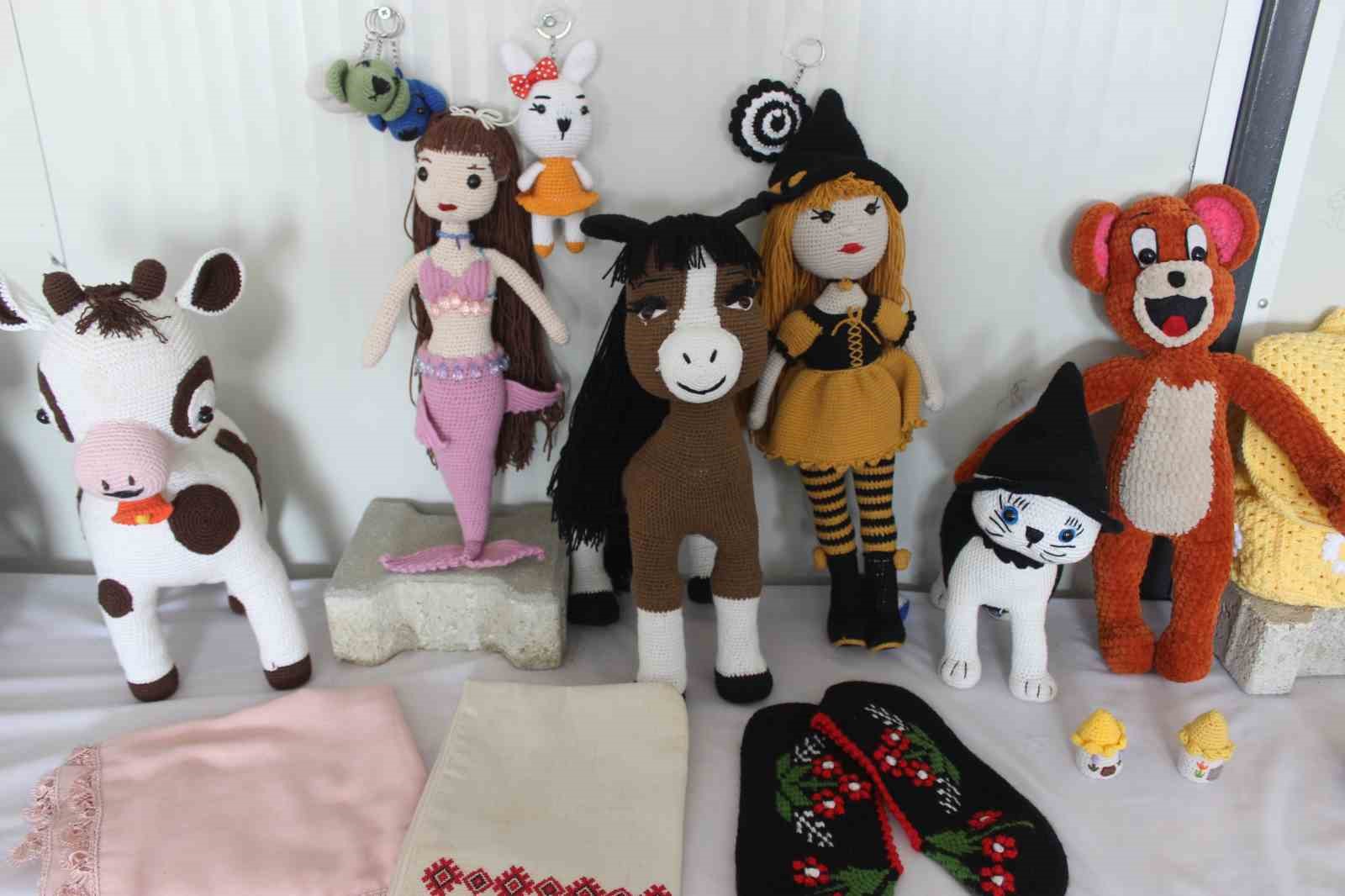 Depremzede kadınların elinden çıkan amigurumi bebekler, 300 ile bin 300 TL arasında alıcı buluyor