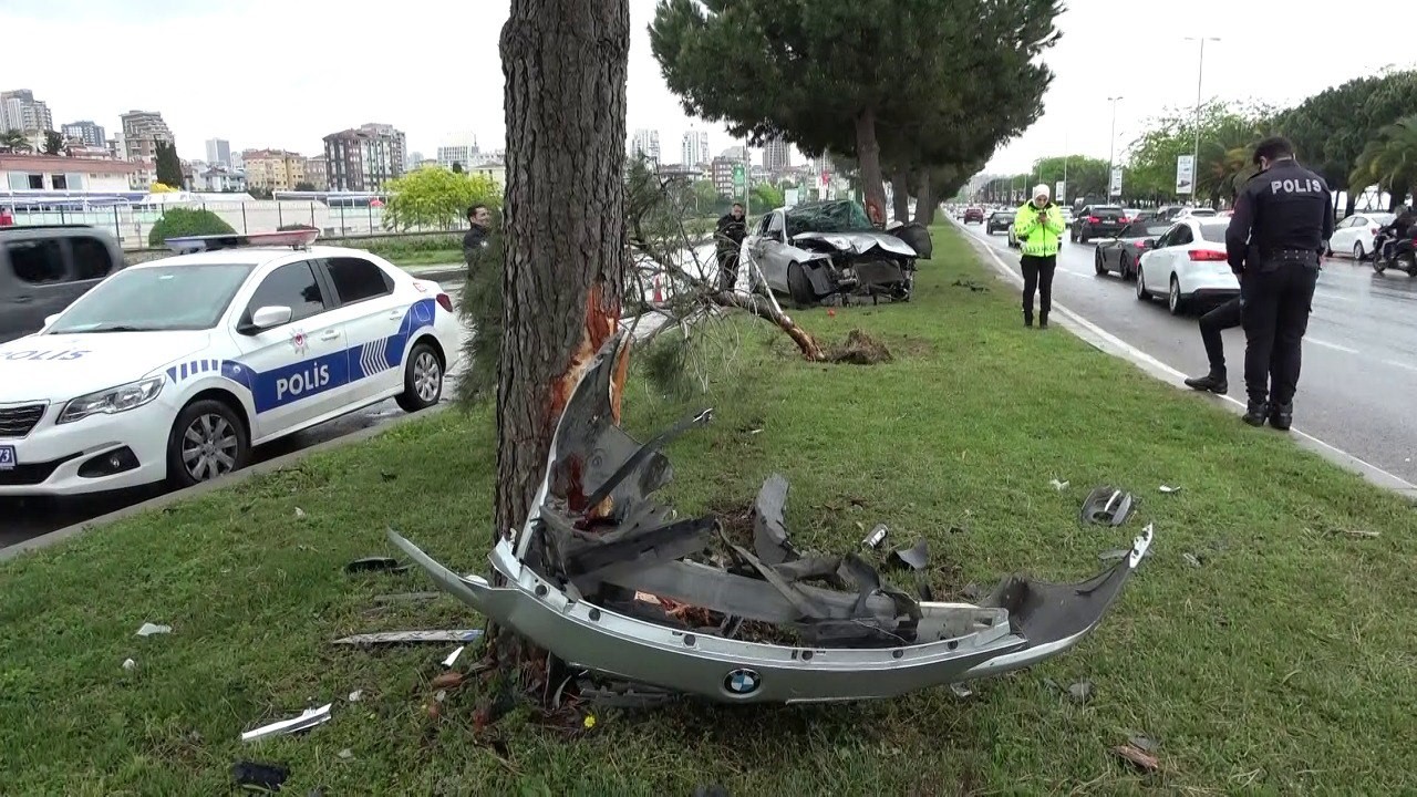 Kartal'da kontrolden çıkan otomobil ağaca çarptı: 1 yaralı İhlas Haber Ajansı