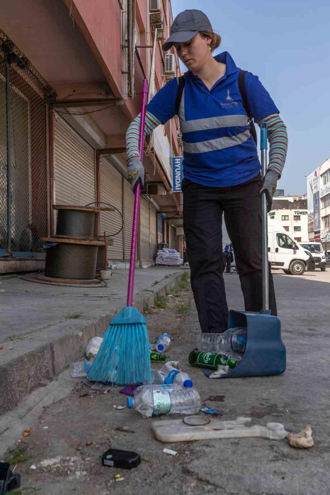 İzmir’de her gün 850 işçi 2 bin kilometrelik güzergahı temizliyor
