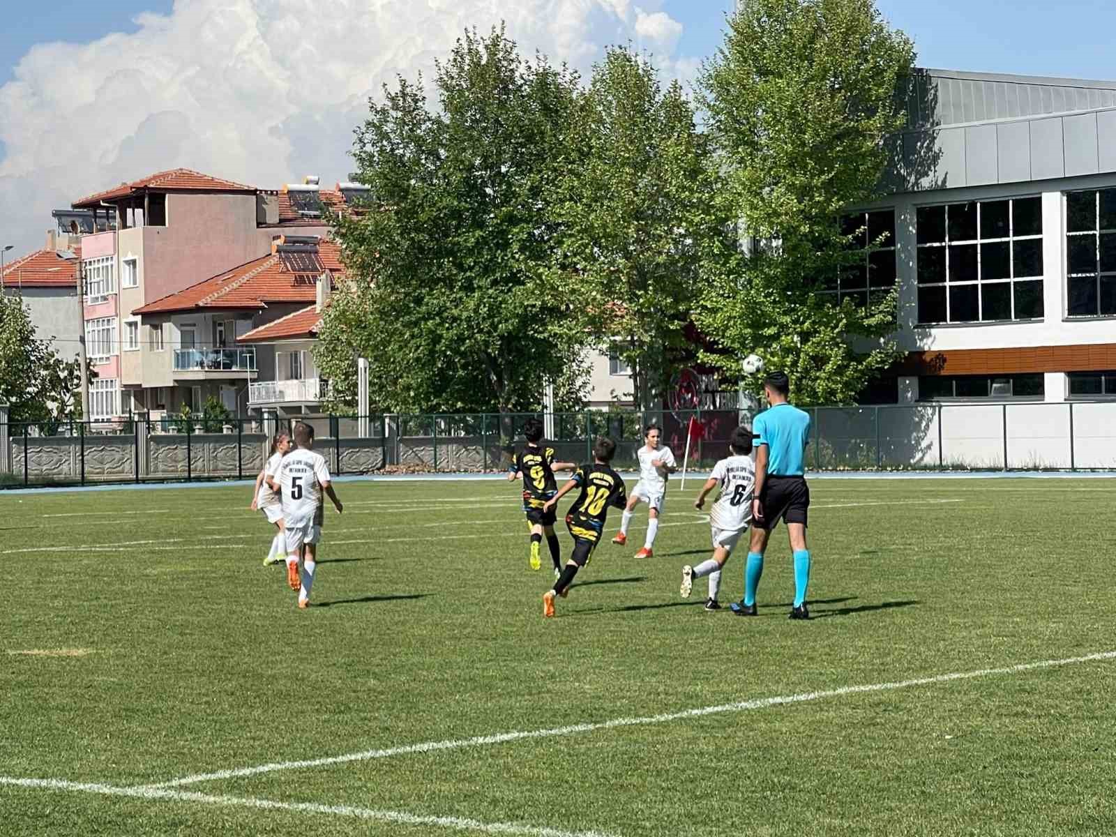 Okul sporları küçük erkekler futbol şampiyonasının çeyrek finalleri Kula’da düzenlendi
