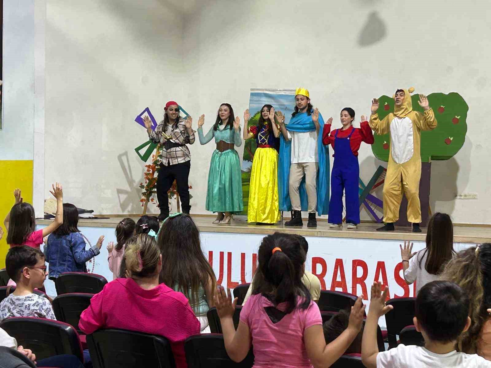 Muğla’da üniversite öğrencileri çocuklara tiyatro oyunu sergiledi
