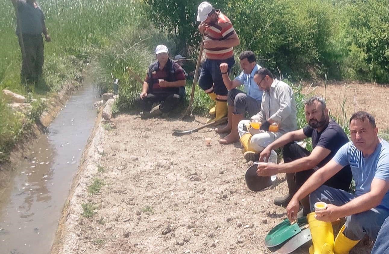 Hisarcık Hamamk&ouml;y&rsquo;de imece usul&uuml; sulama kanalı temizliği
