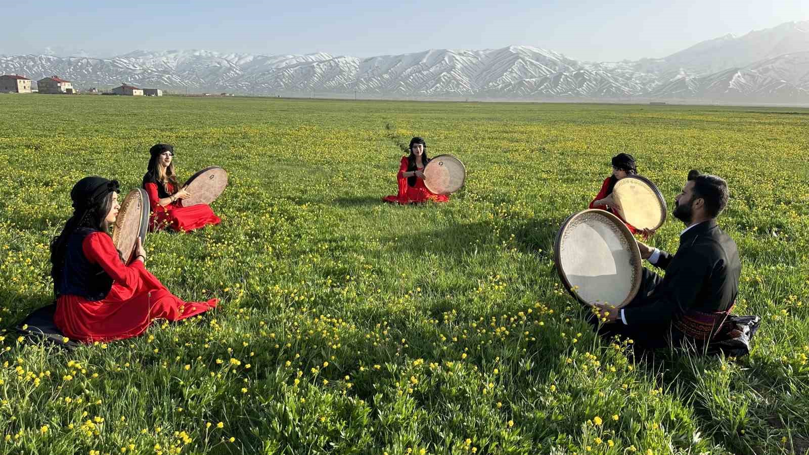 Cilo Dağı&rsquo;nın eteklerinde y&ouml;resel elbiselerle erbane g&ouml;sterisi
